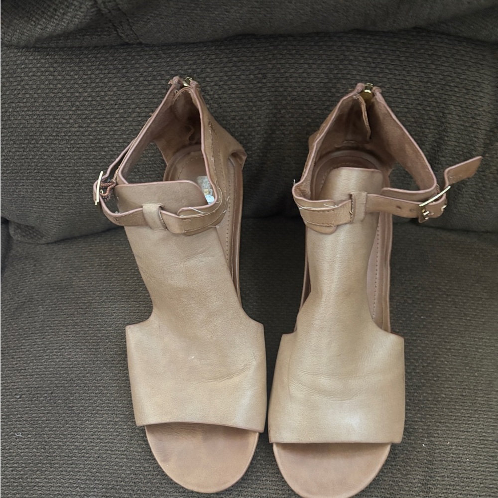 Kenneth Cole Reaction Tan Wedge Sandals